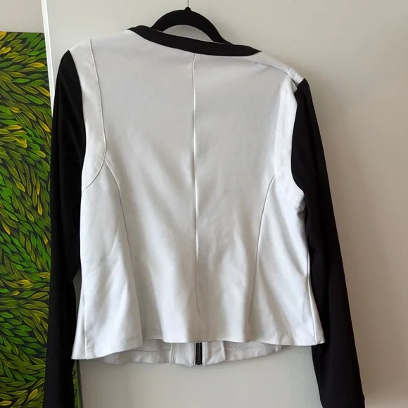 Torrid Black and White Contrast Zip-Up Top - Picture 5 of 5